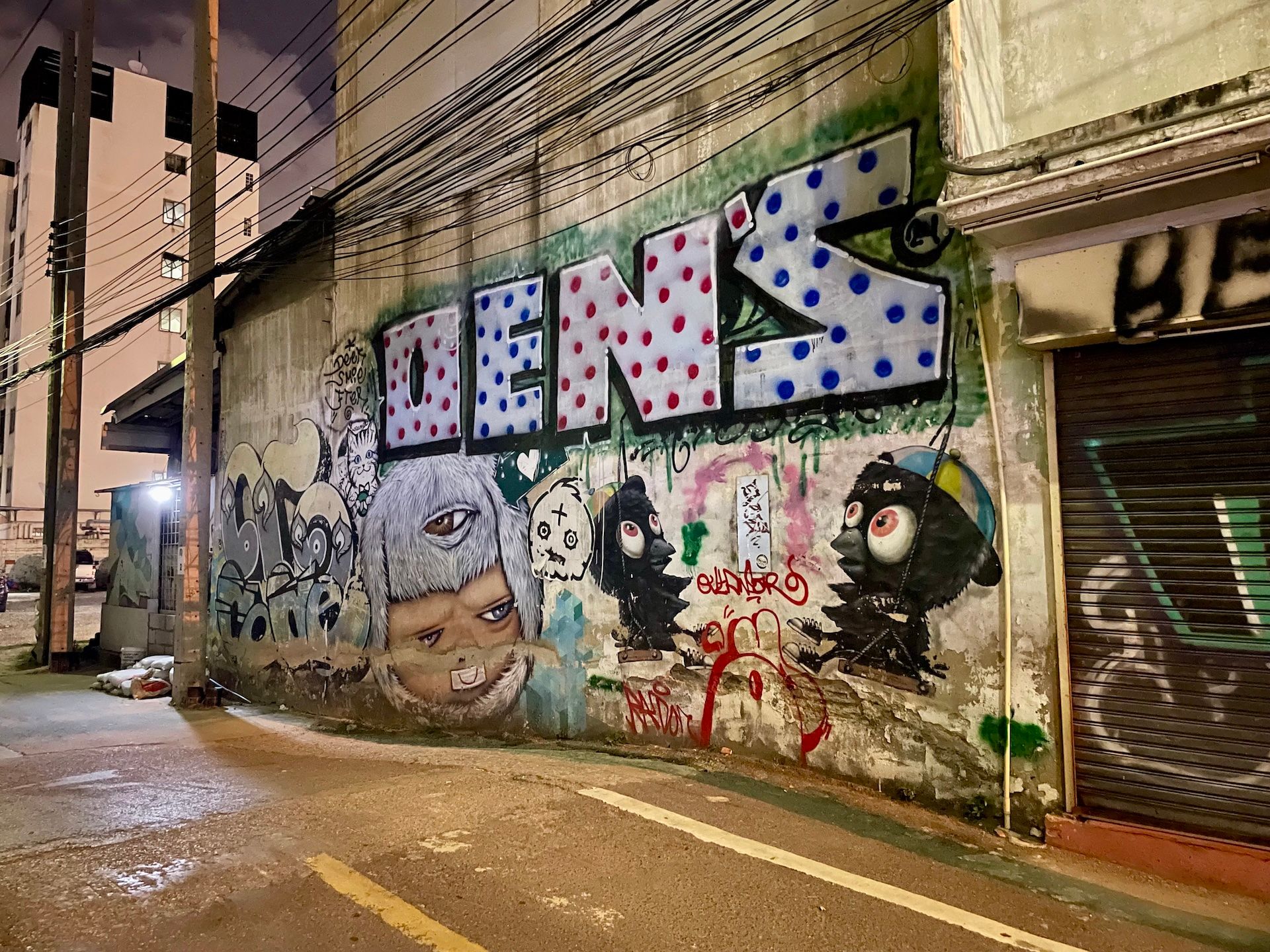 曼谷是一个繁华与落后的混合体,繁华的几公里外是这样的街道