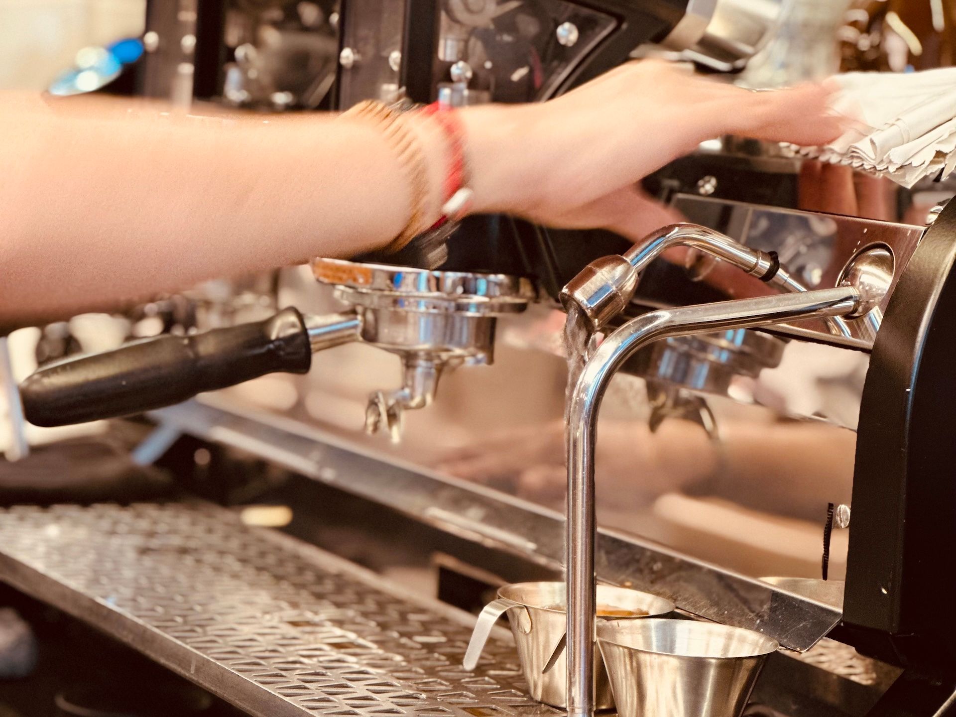 纪念日那天去的咖啡店,这张照片很喜欢,有点王家卫风