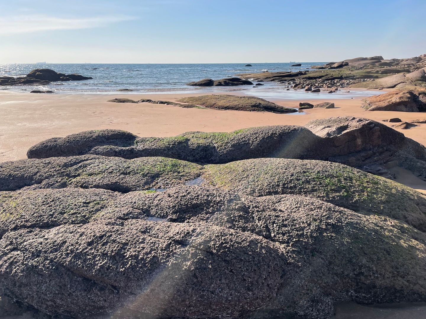 青岛民宿附近的海边,有很多礁石